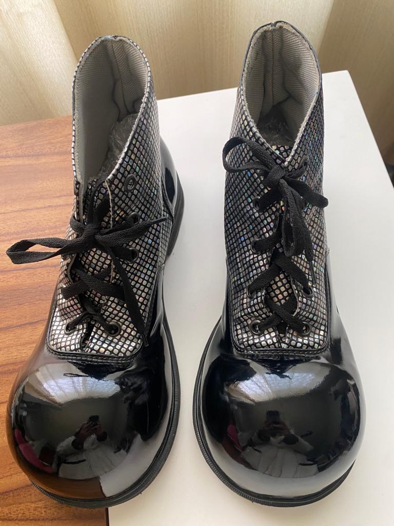 RENTA: Zapatos clown negro con plateado, Talla 6 a 8 Mx, Hombre