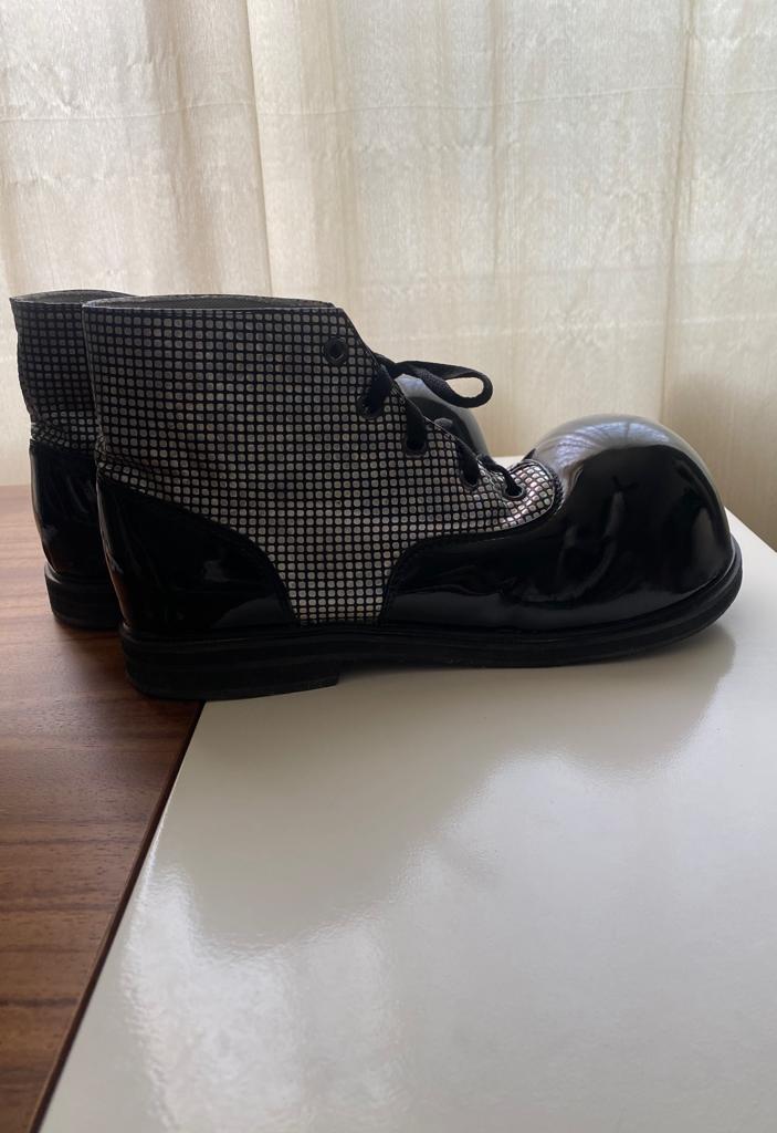 RENTA: Zapatos clown negro con plateado, Talla 6 a 8 Mx, Hombre