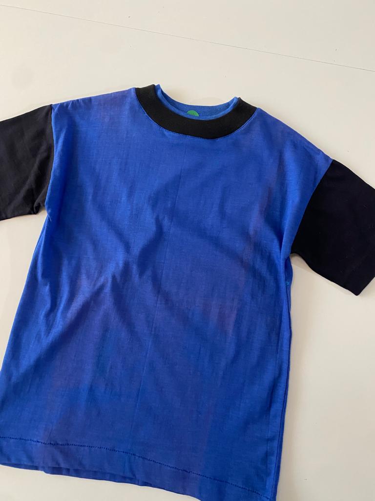 Playera azul con ribetes negros, 4 años, Niño