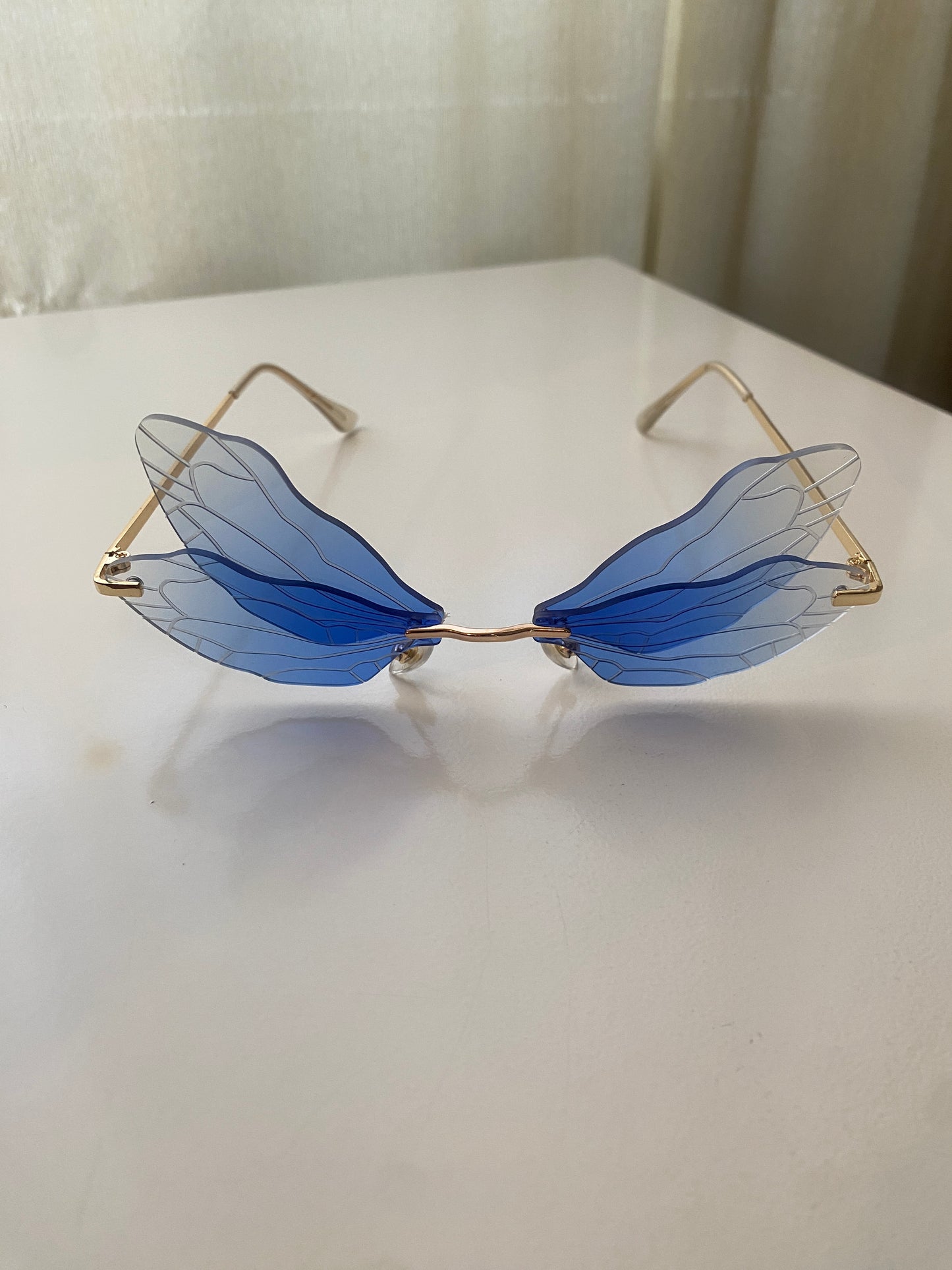 Gafas azules con forma de ala de mariposa, NWT