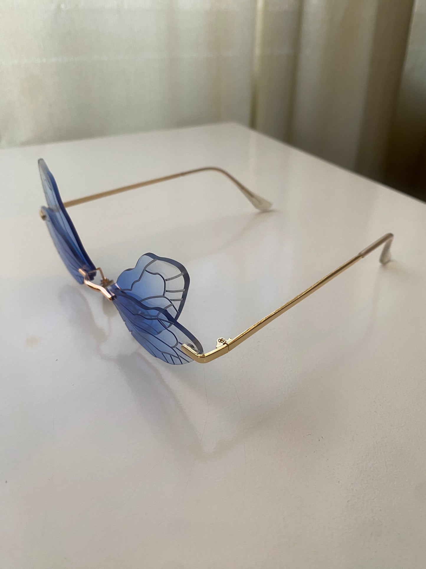 Gafas azules con forma de ala de mariposa, NWT