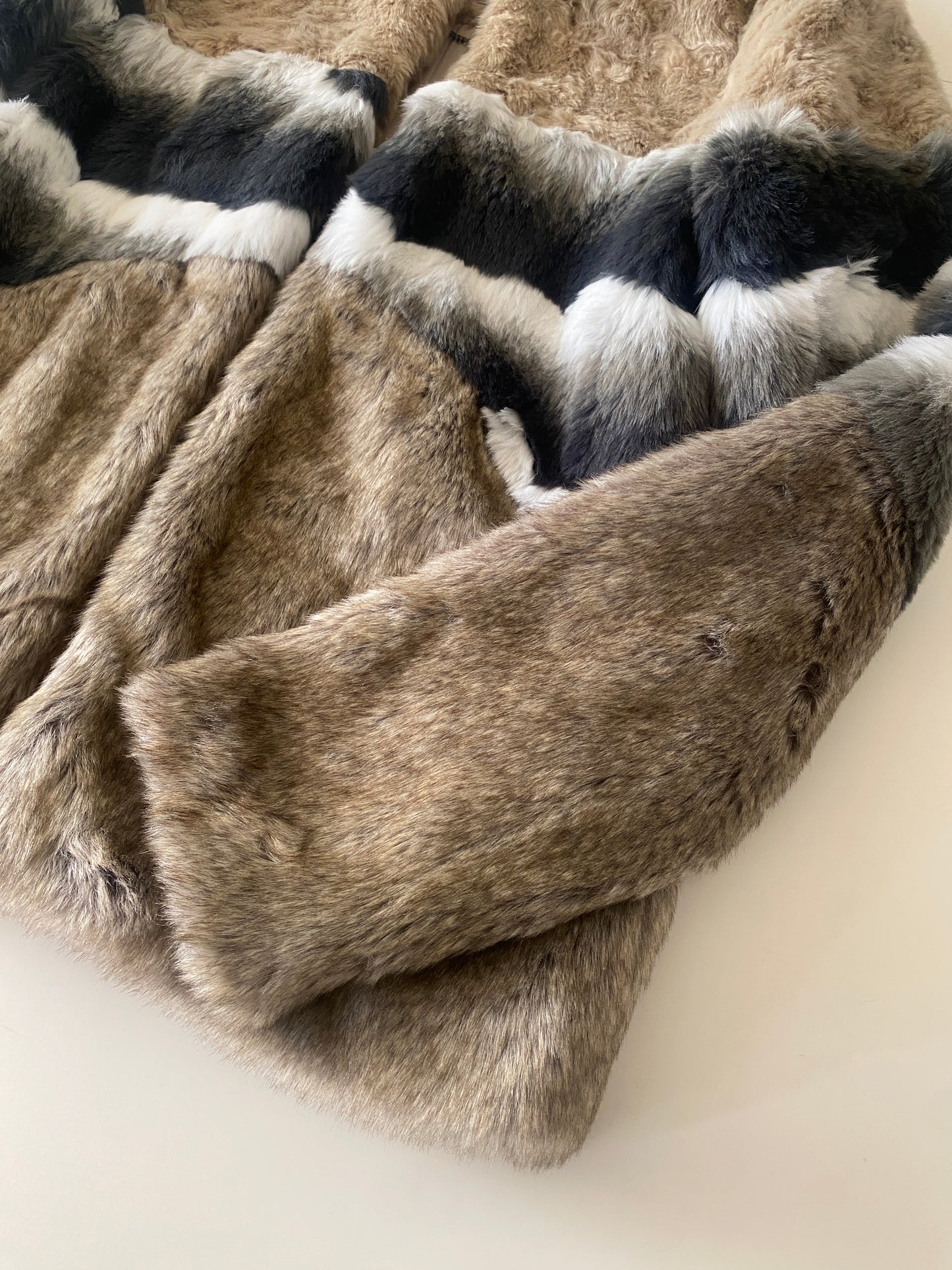 Chaqueta de faux fur, Talla M, NWT, Mujer