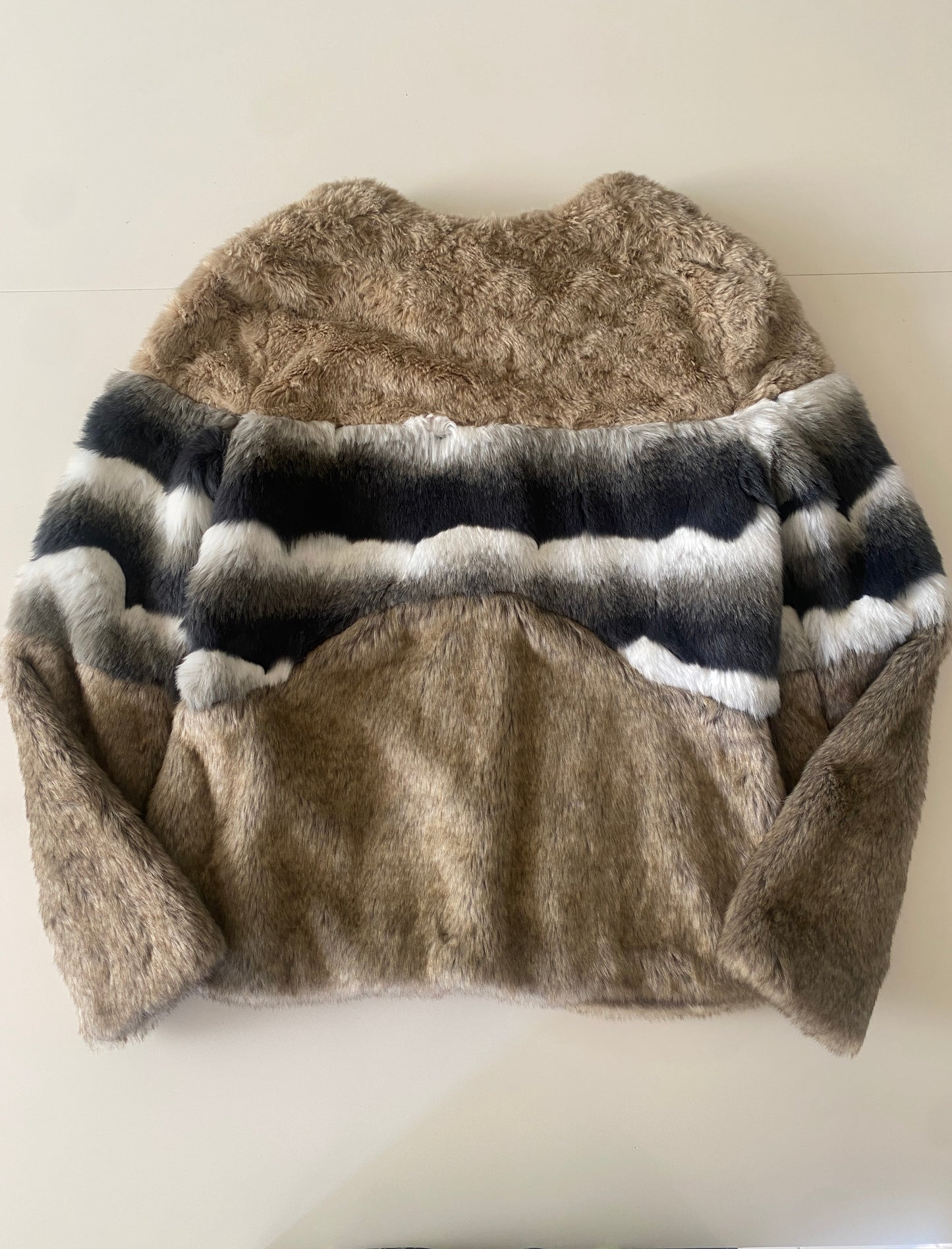 Chaqueta de faux fur, Talla M, NWT, Mujer