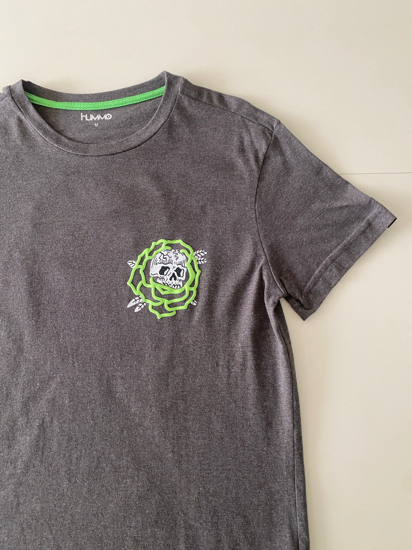 Playera con graficos frente y espalda, Talla M, Hombre