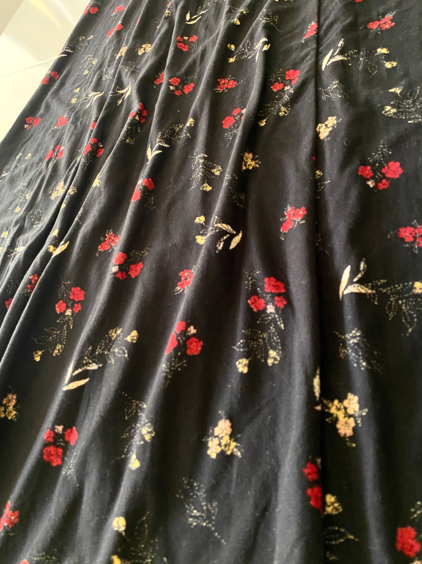 Falda con aberturas al frente, estampado flores, Talla S, Mujer