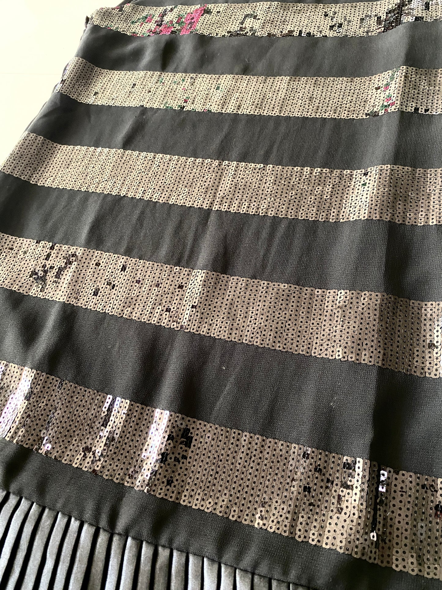 Vestido corto negro con lentejuelas y tablones, Talla M, Mujer