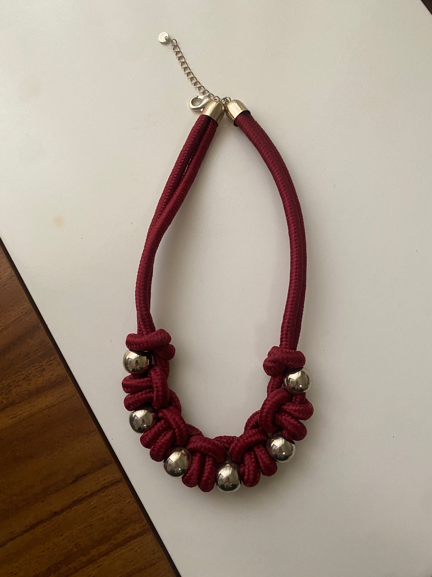 Collar de nudos guindo