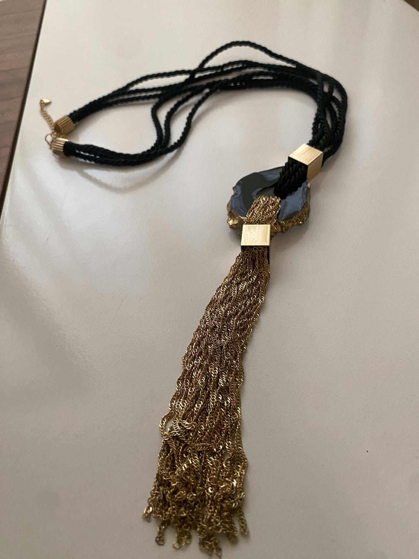 Collar largo con colgante y cadenas