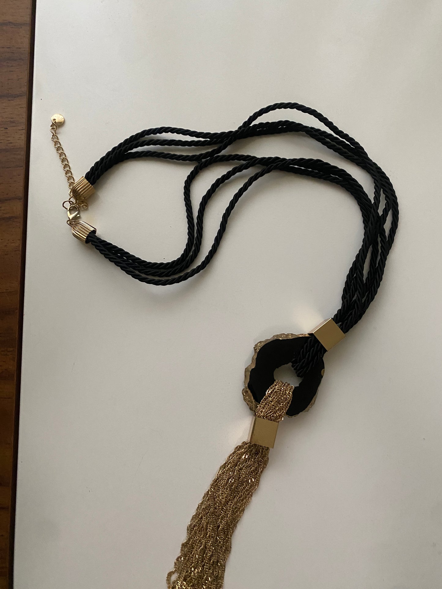 Collar largo con colgante y cadenas