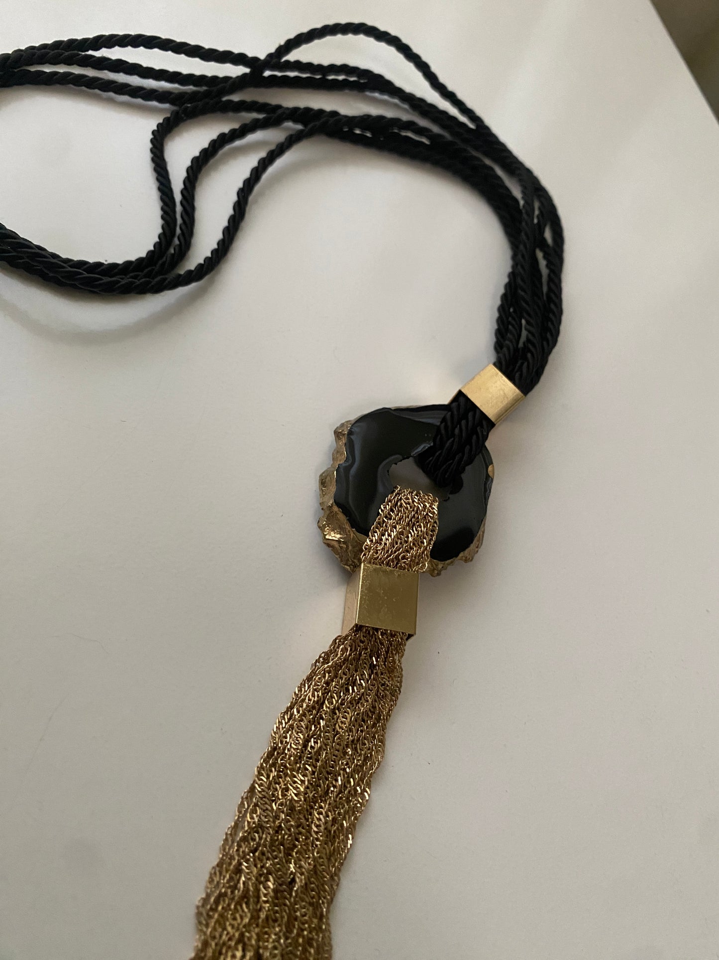 Collar largo con colgante y cadenas