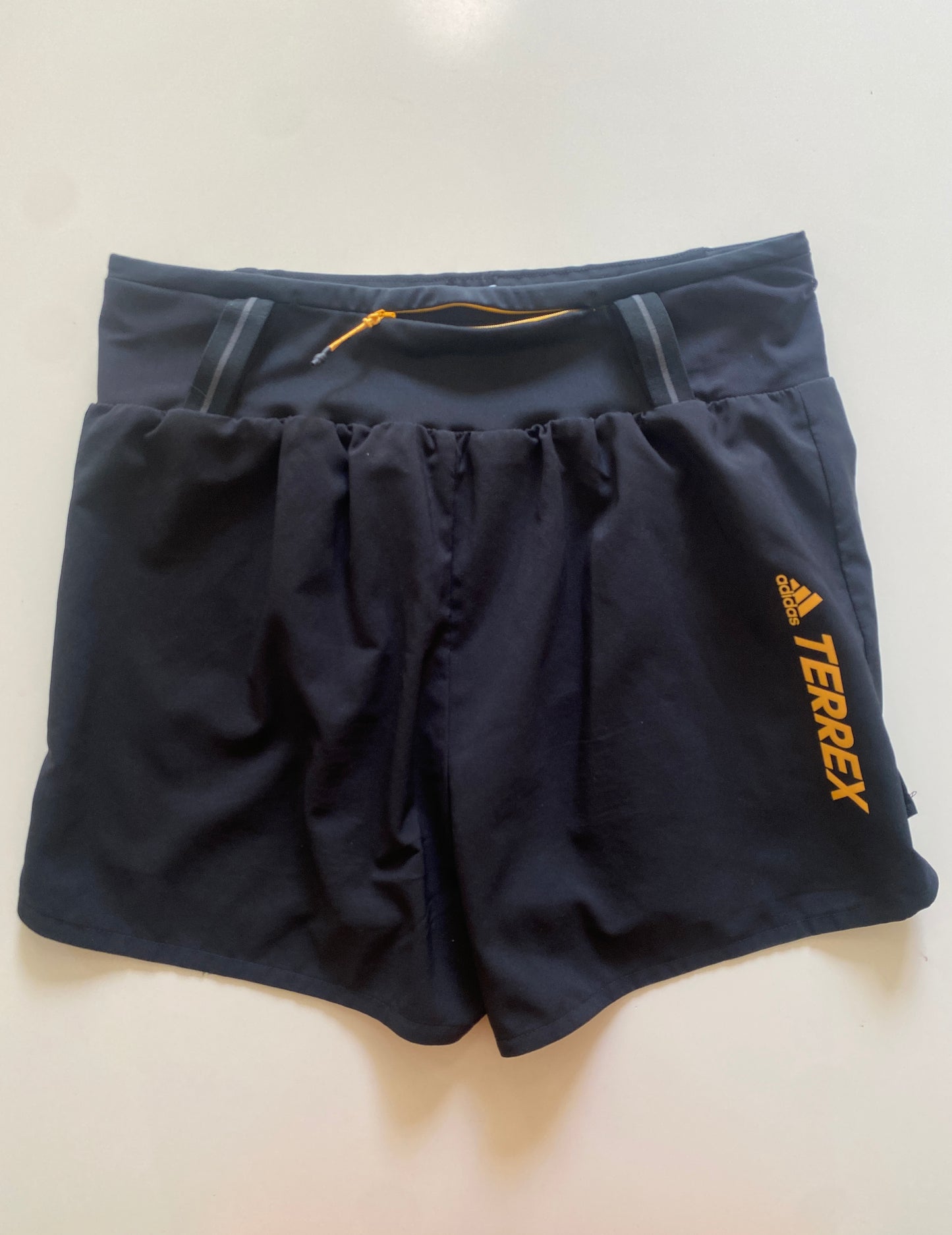 Shorts deportivos Adidas Parley, Talla M