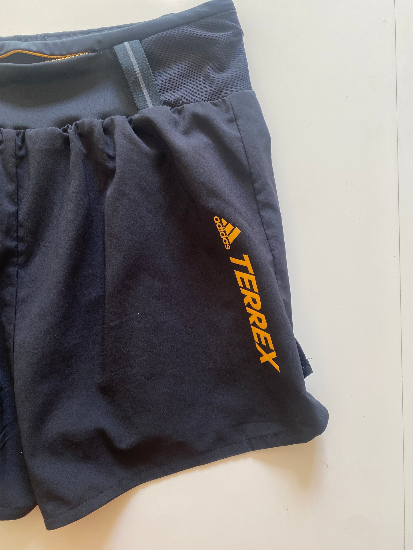 Shorts deportivos Adidas Parley, Talla M