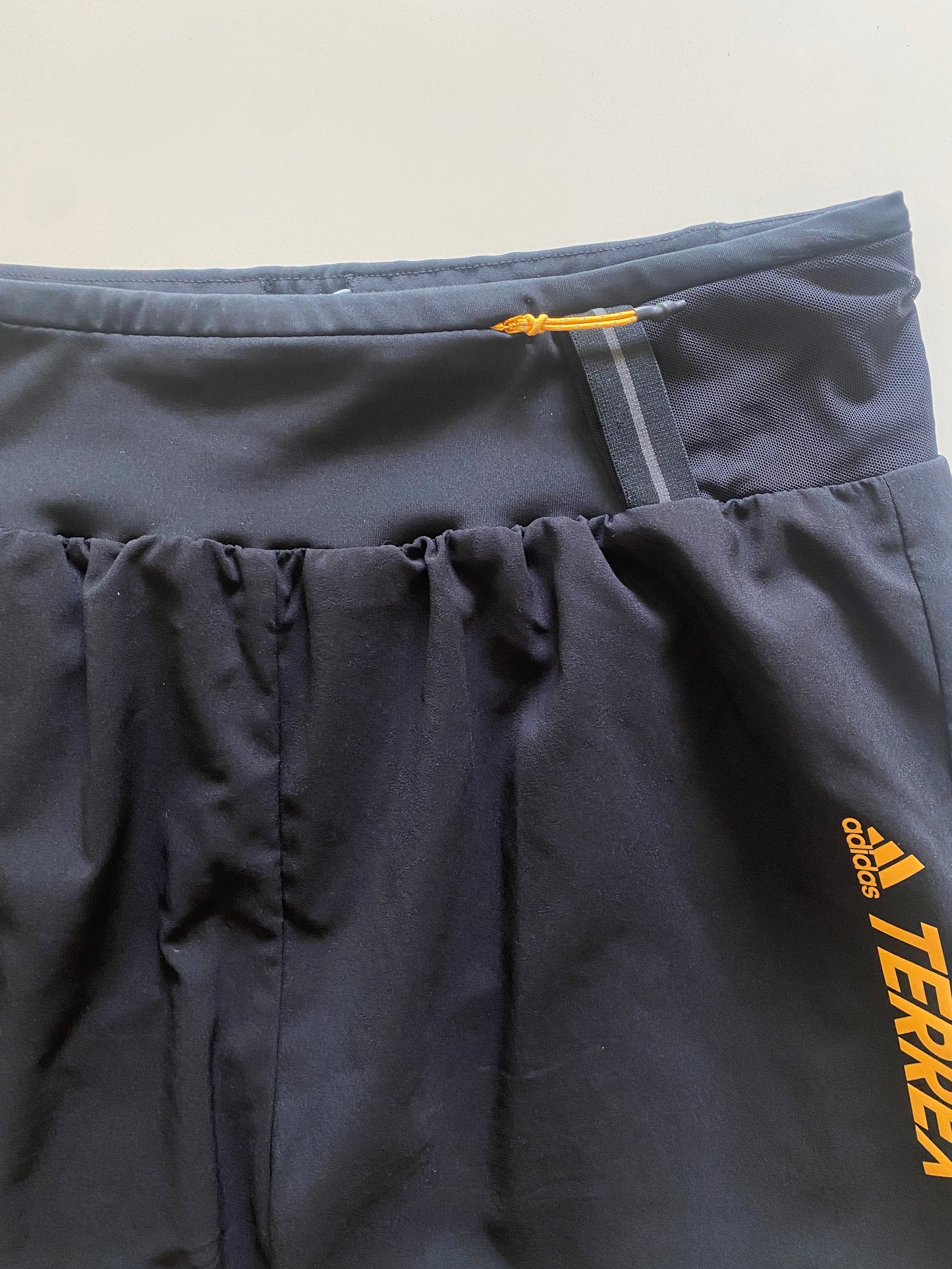 Shorts deportivos Adidas Parley, Talla M