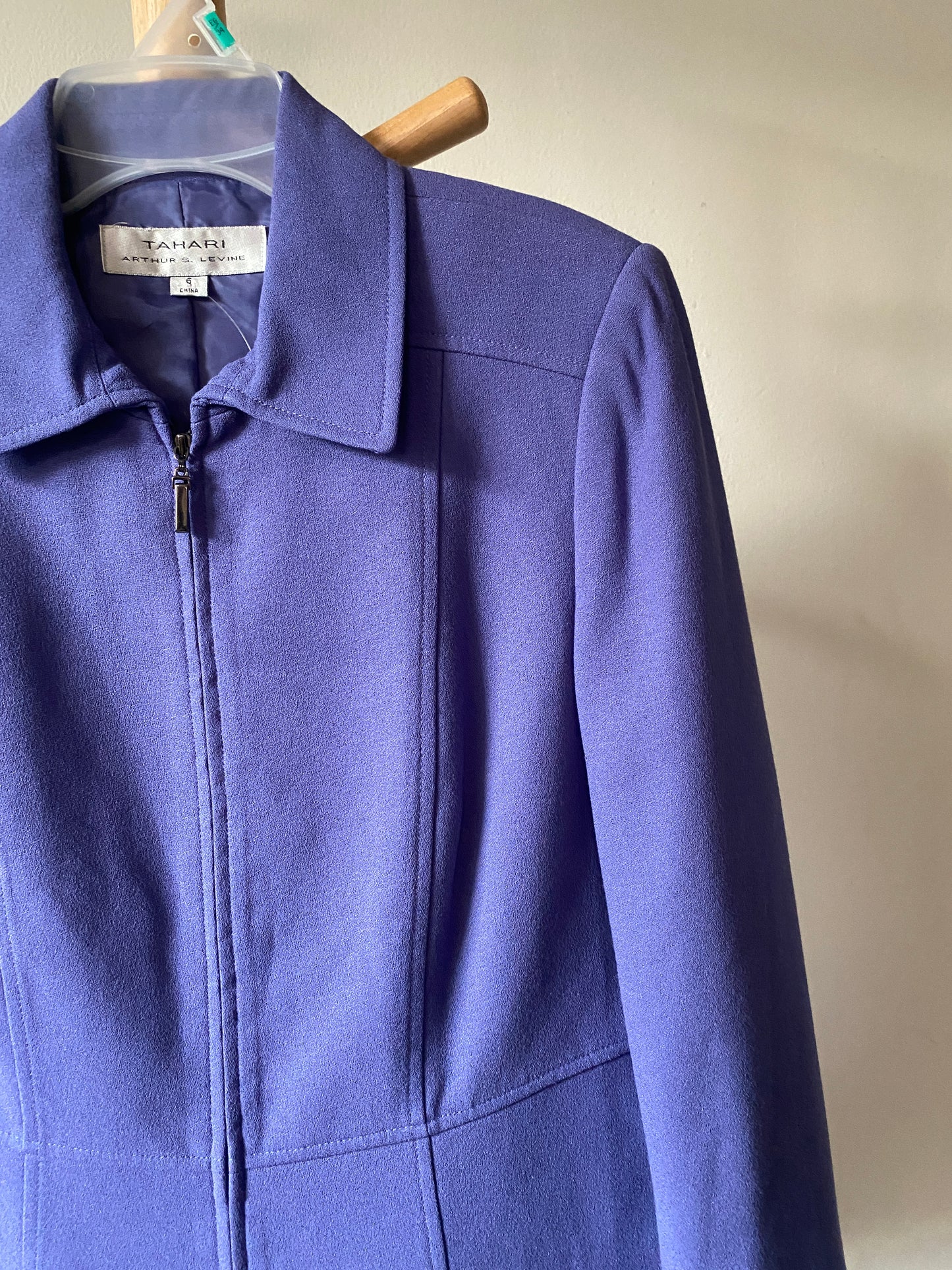 Saco morado, Tahari, Talla 6