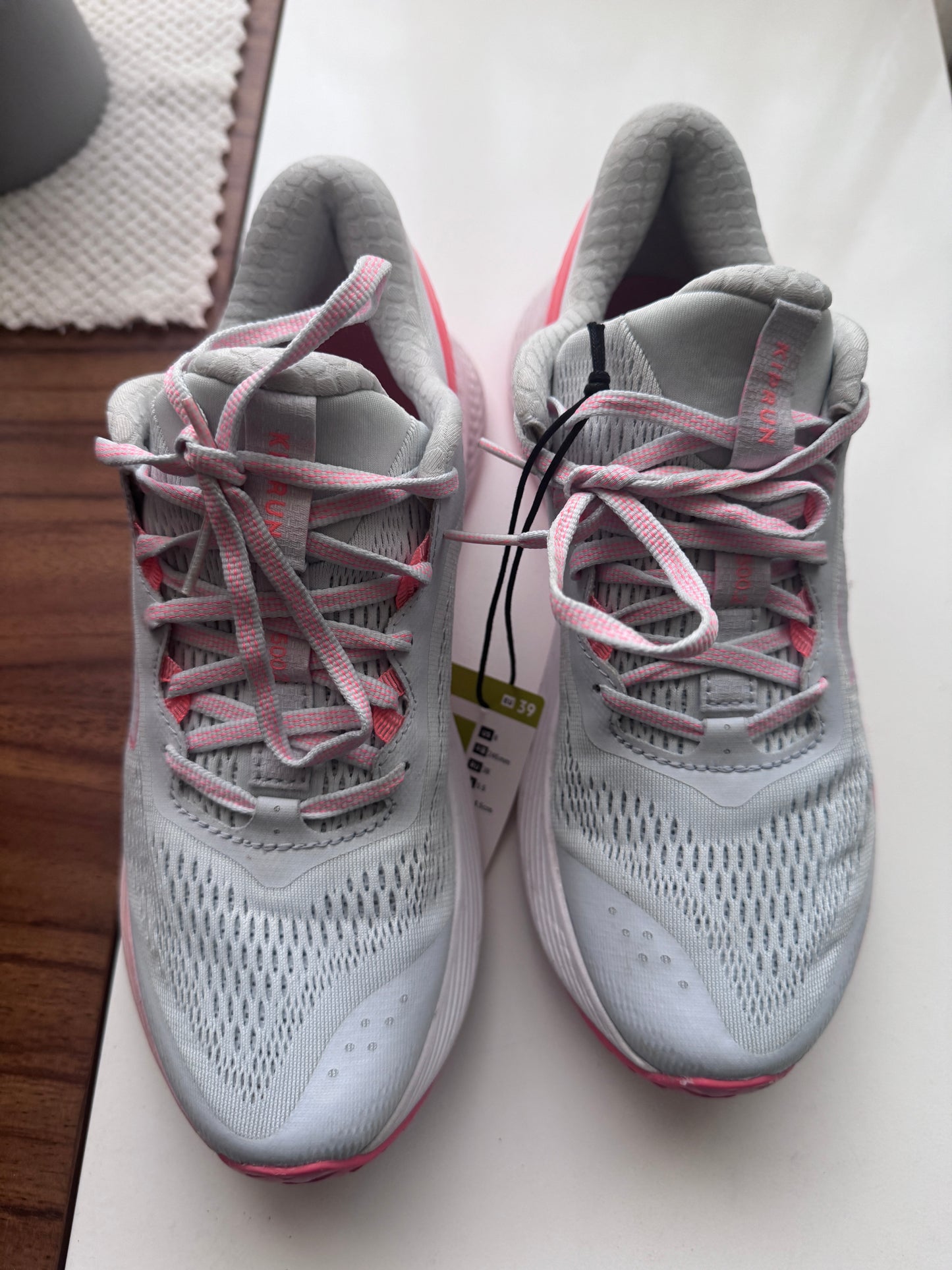 Tenis deportivos grises con naranja, Mujer, Talla 8Usa, 24.5Mx, Kiprun