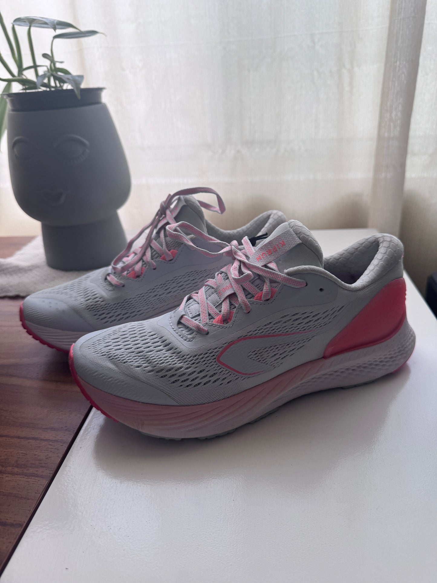 Tenis deportivos grises con naranja, Mujer, Talla 8Usa, 24.5Mx, Kiprun