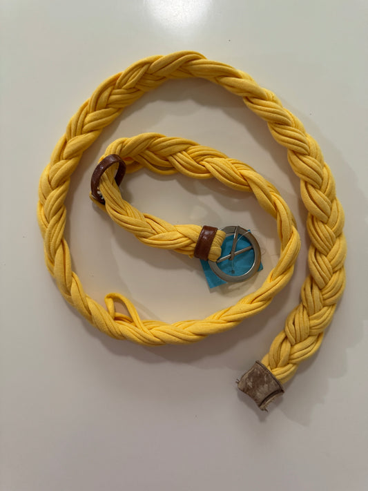 Cinturón amarillo tejido
