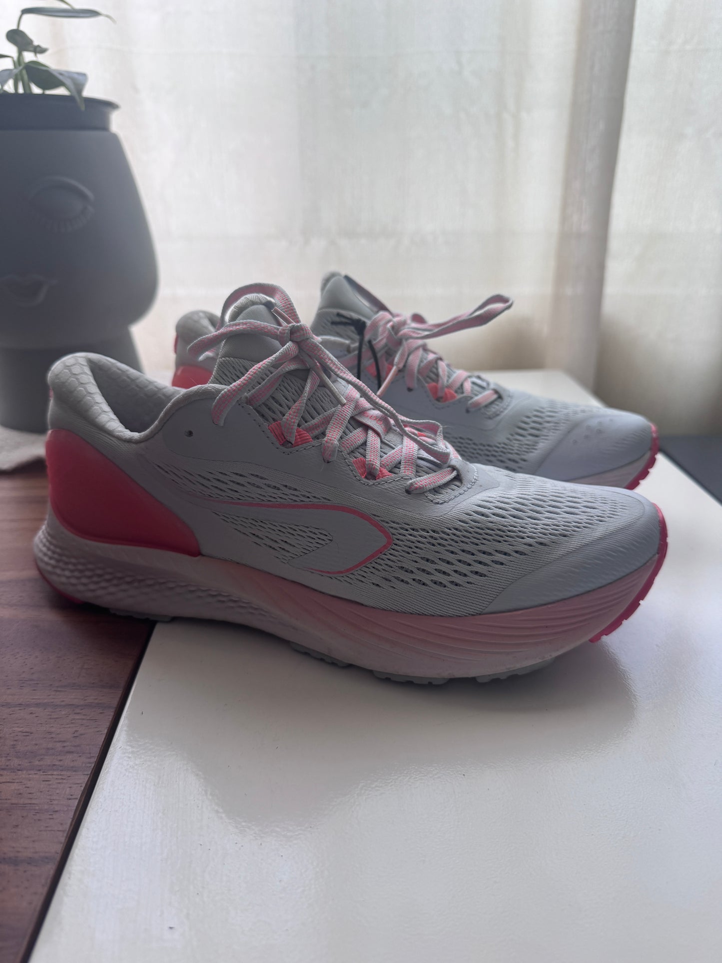 Tenis deportivos grises con naranja, Mujer, Talla 8Usa, 24.5Mx, Kiprun