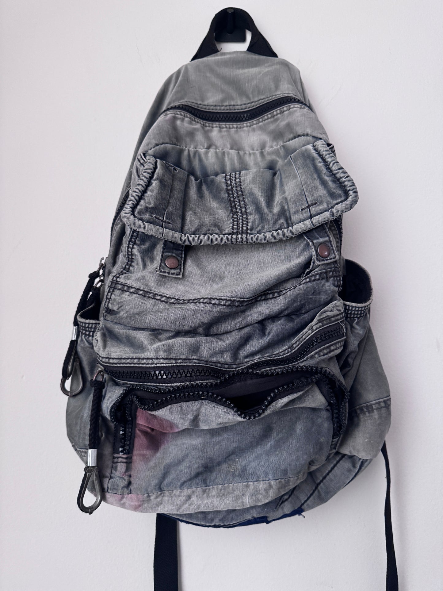 RENTA: Mochila gris ambientada