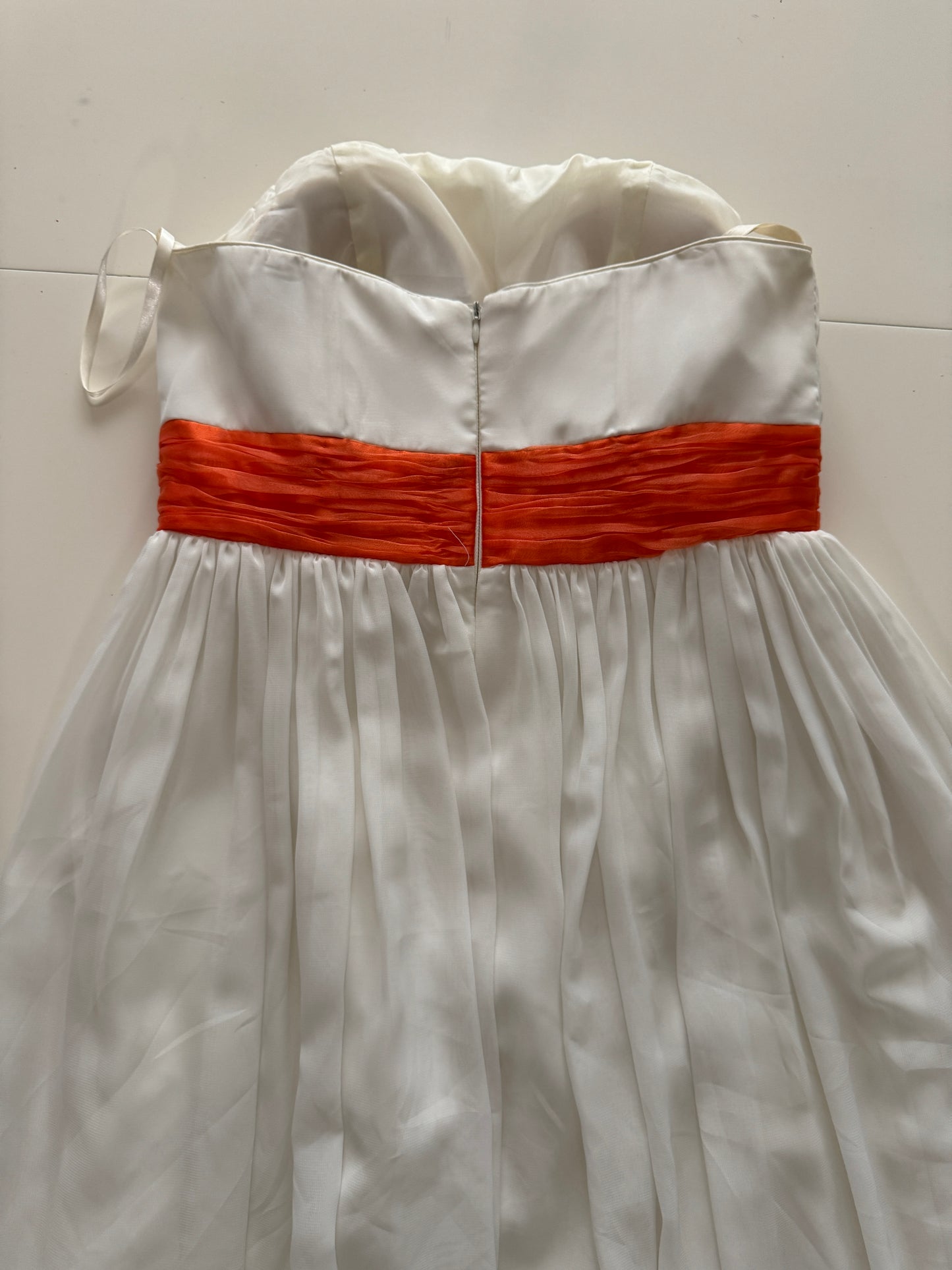 Vestido de cocktail blanco, cinta naranja, Talla M, Mujer