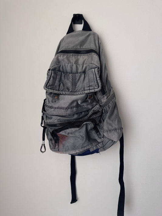 RENTA: Mochila gris ambientada