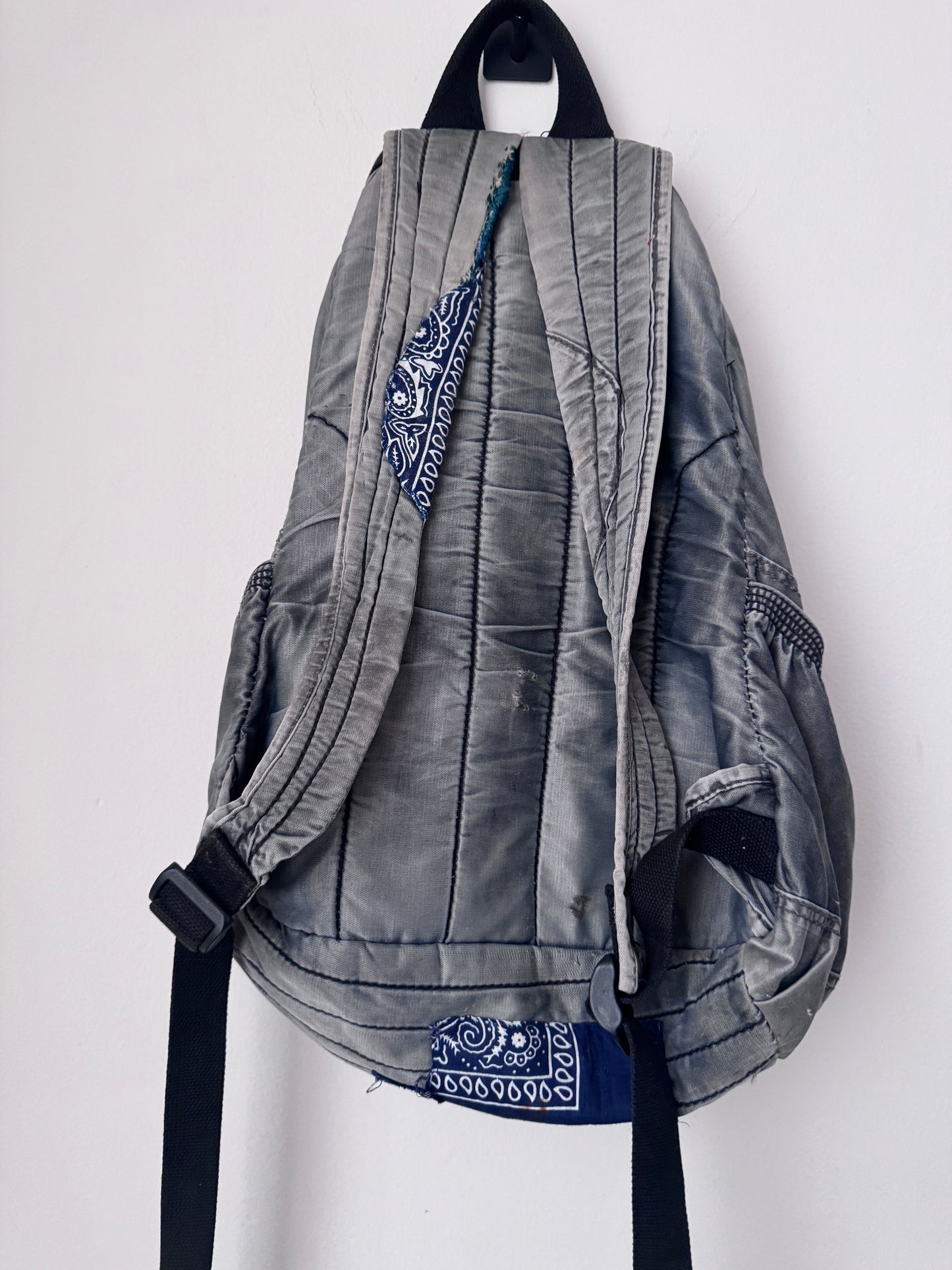 RENTA: Mochila gris ambientada