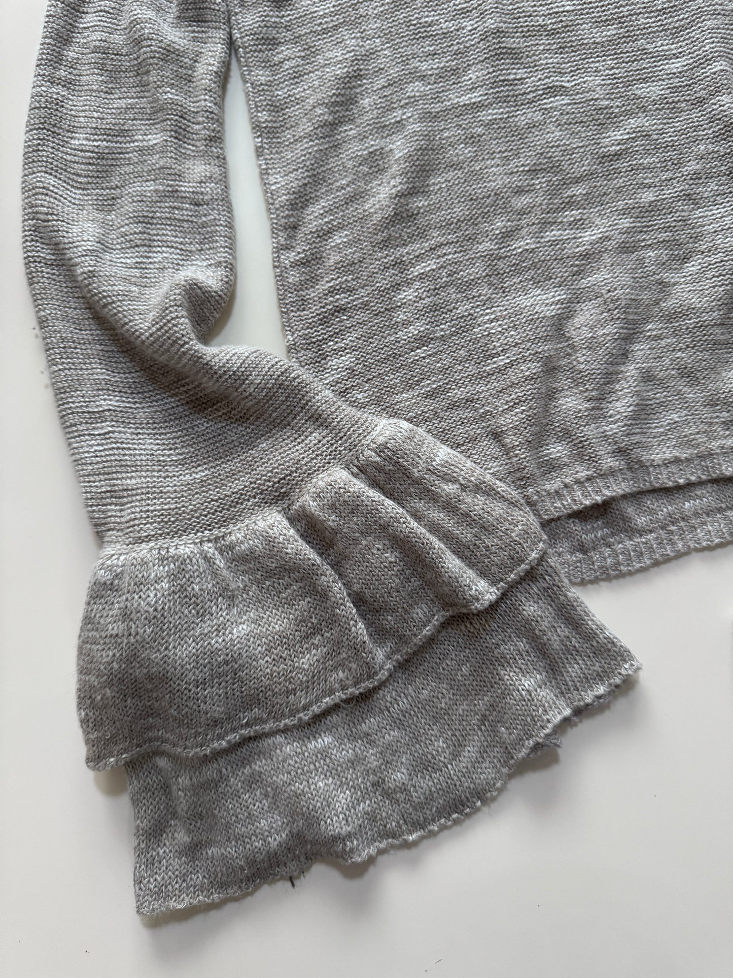 Sweater gris con holanes en mangas, Talla S, Mujer, Express