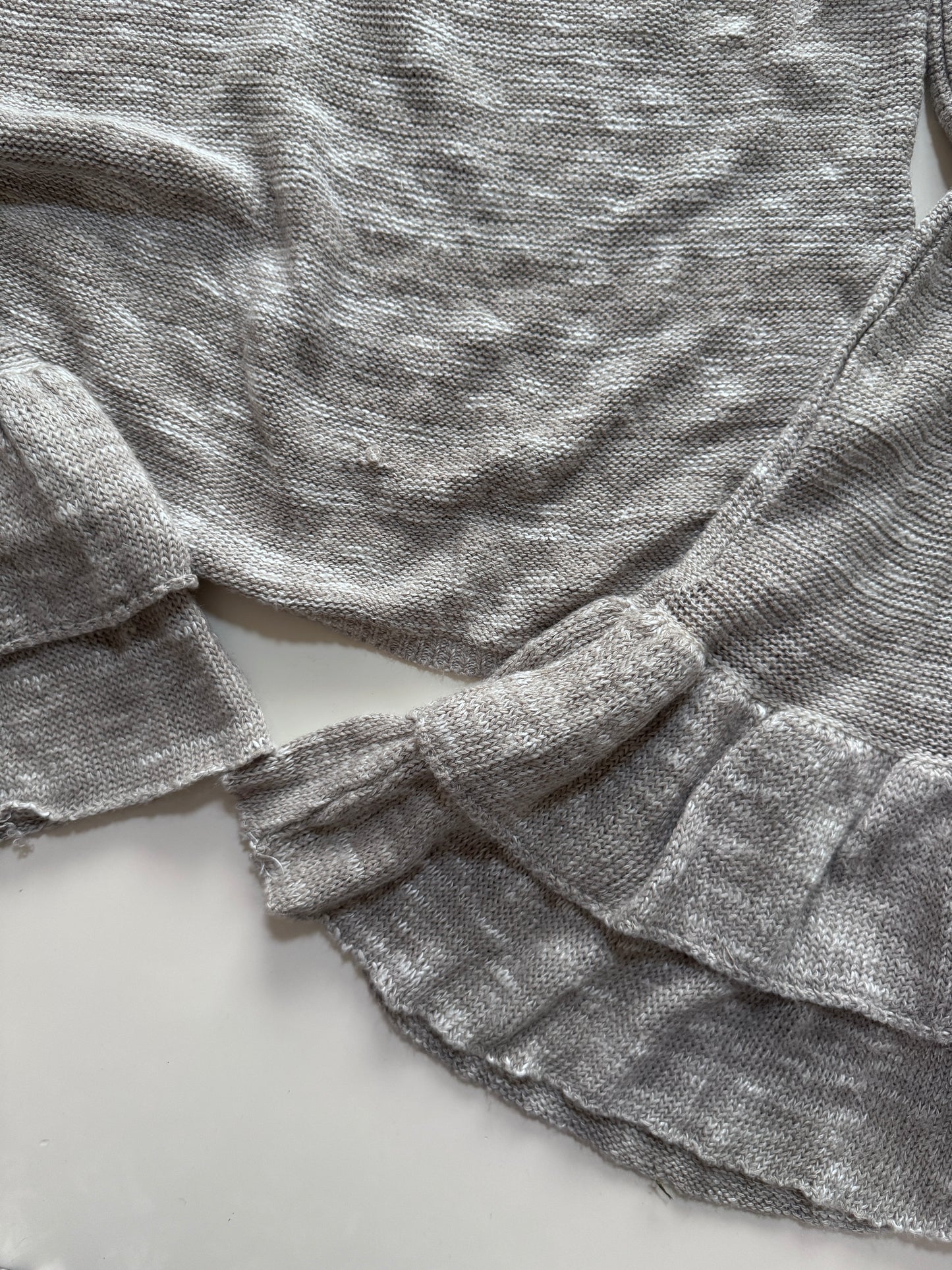 Sweater gris con holanes en mangas, Talla S, Mujer, Express