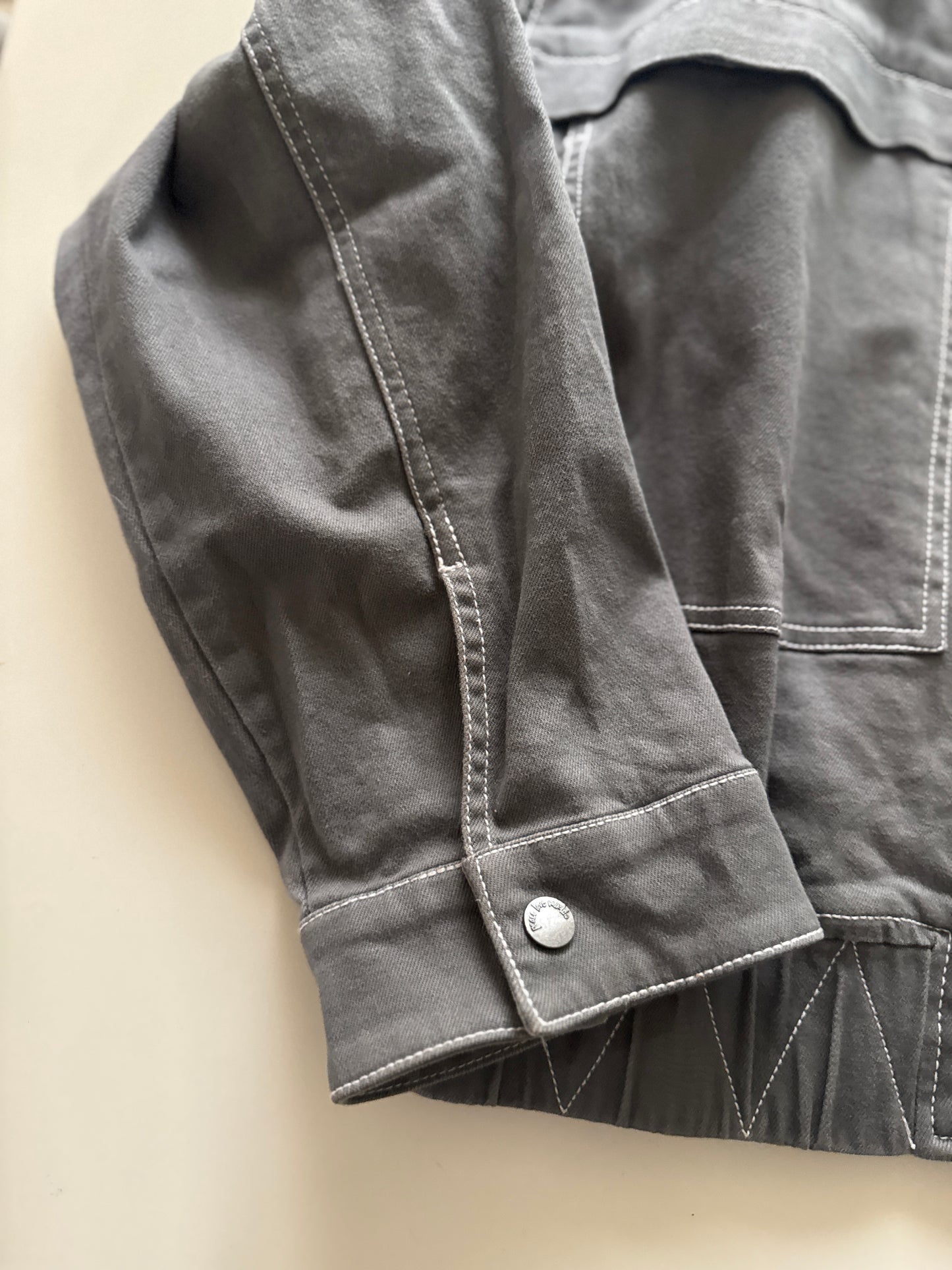 Chaqueta ligera gris de mezclilla, Talla M, Mujer, Peace love world