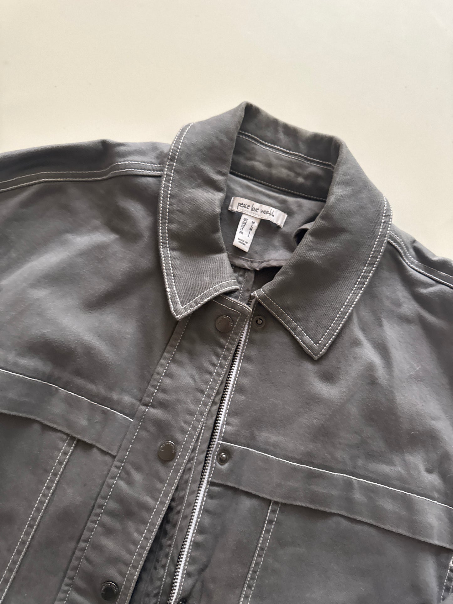 Chaqueta ligera gris de mezclilla, Talla M, Mujer, Peace love world