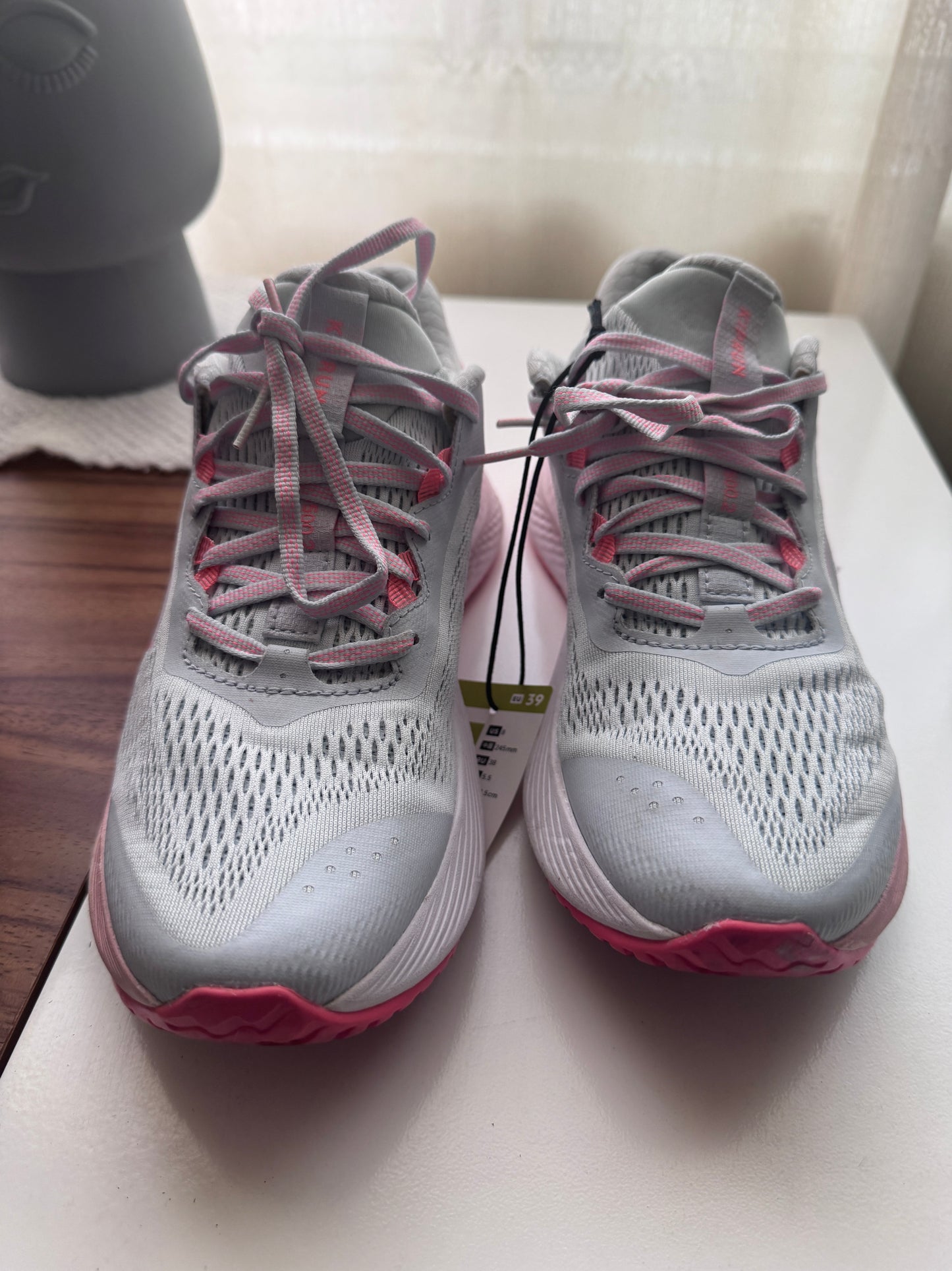 Tenis deportivos grises con naranja, Mujer, Talla 8Usa, 24.5Mx, Kiprun