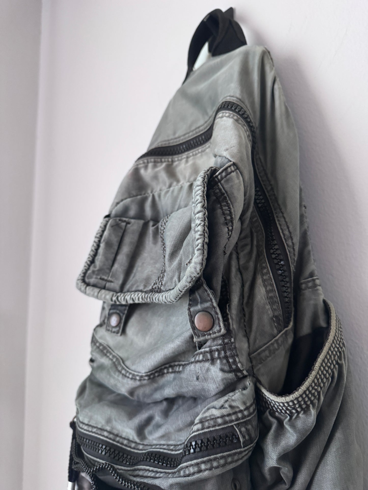 RENTA: Mochila gris ambientada