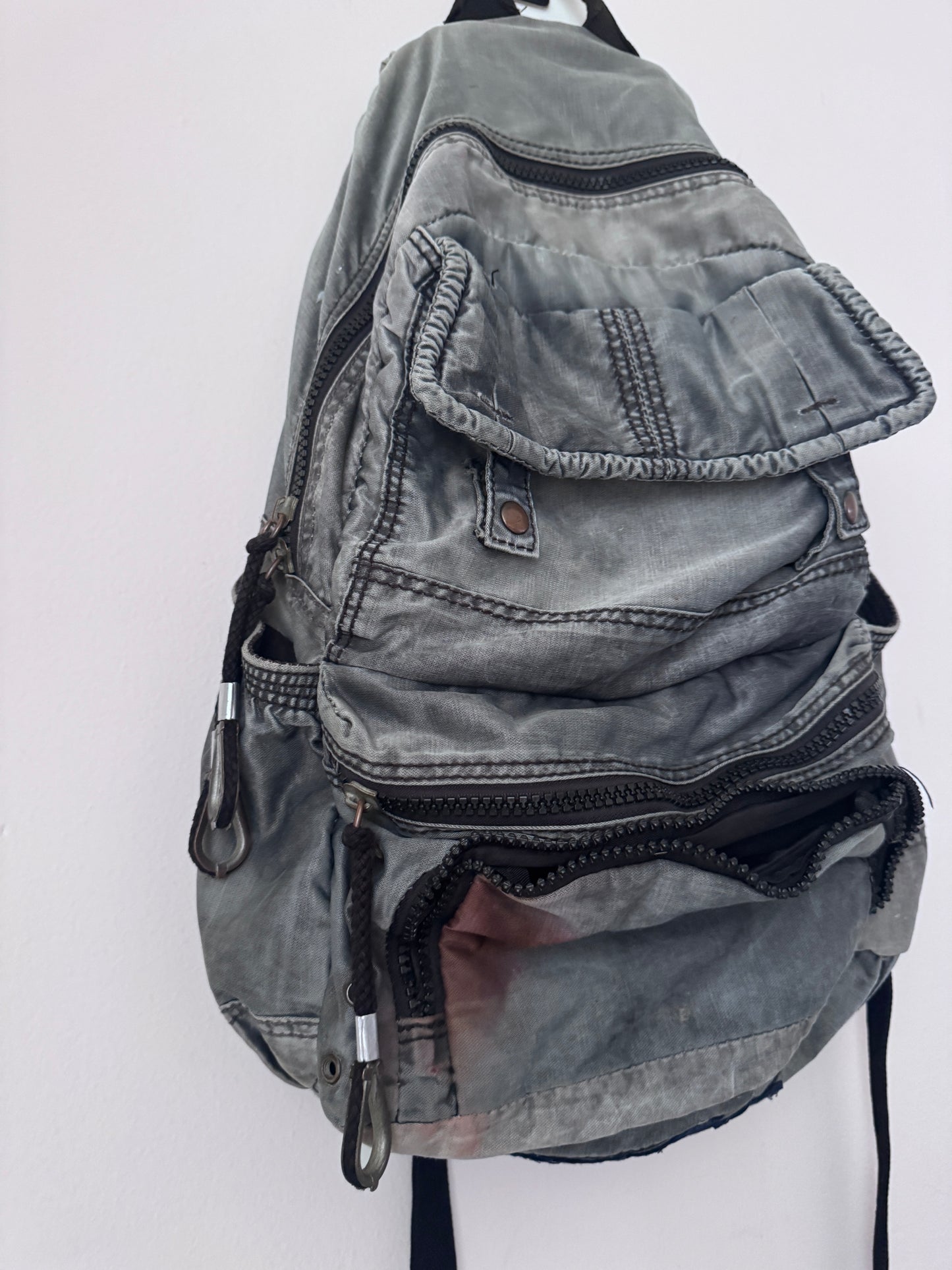 RENTA: Mochila gris ambientada