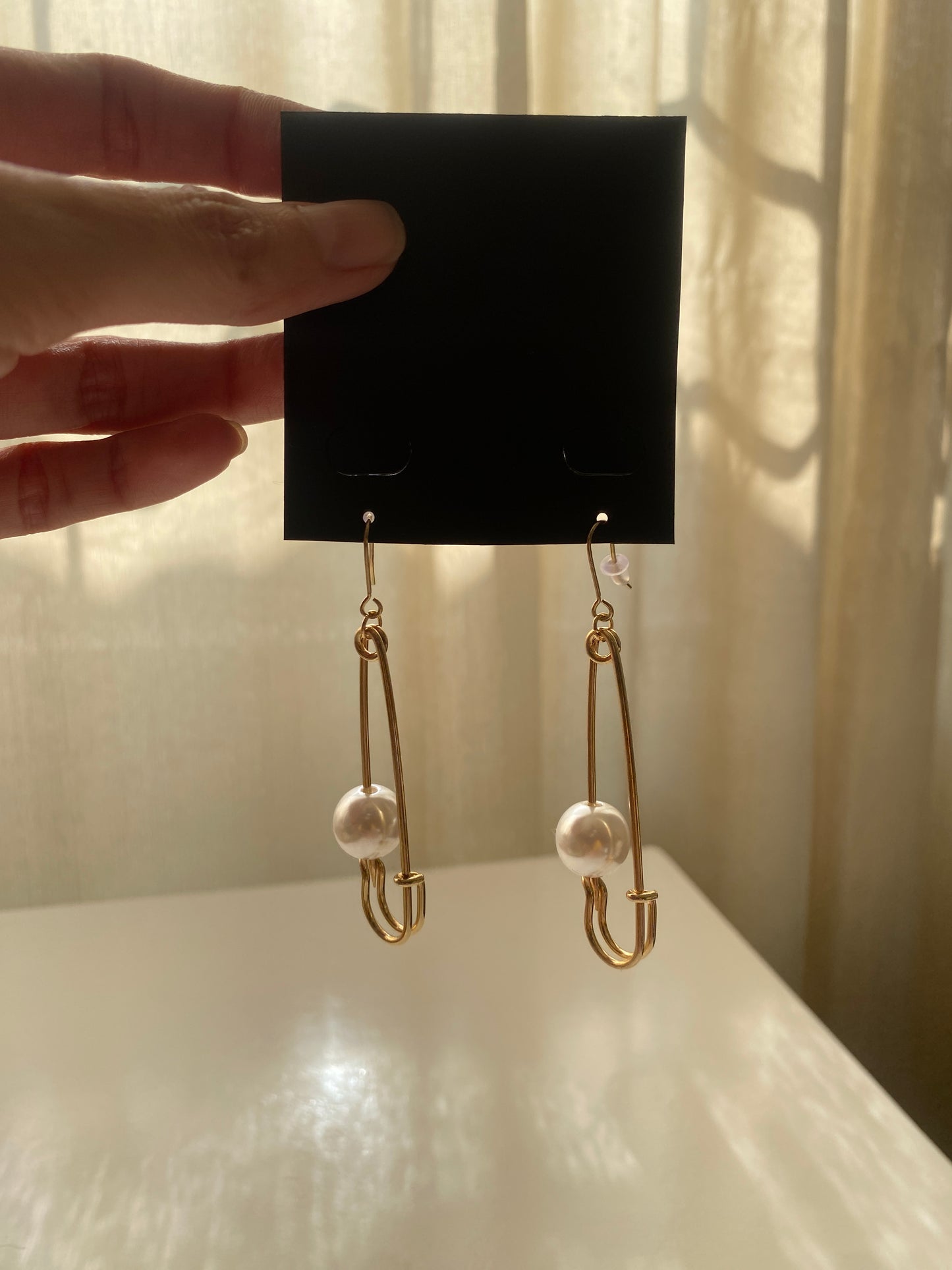 Aretes de segurito con detalle de perla