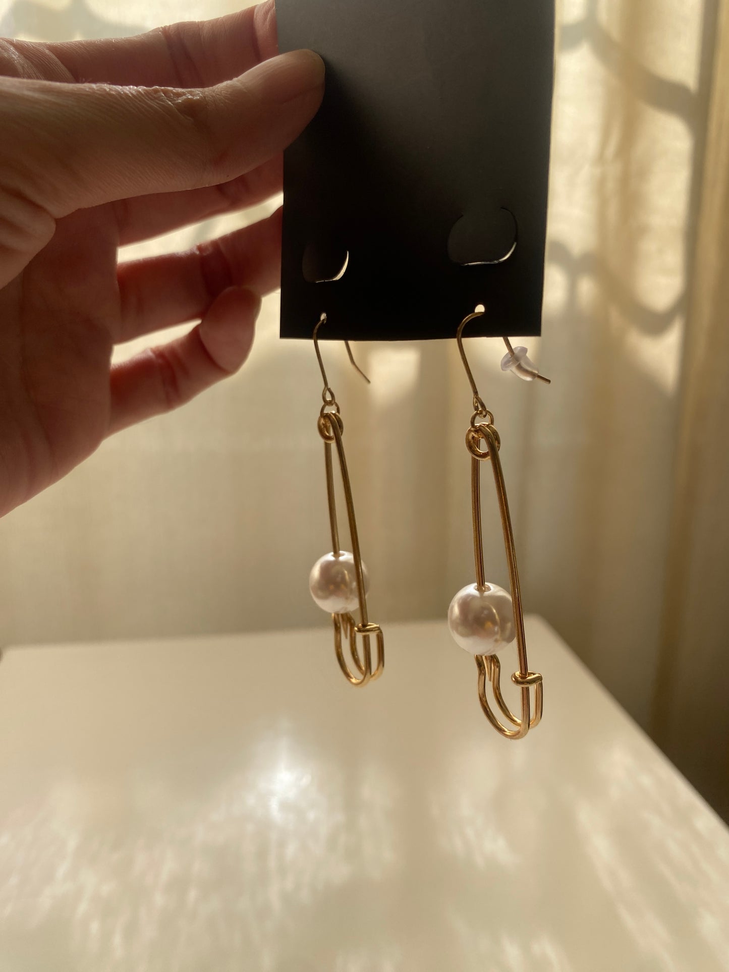 Aretes de segurito con detalle de perla