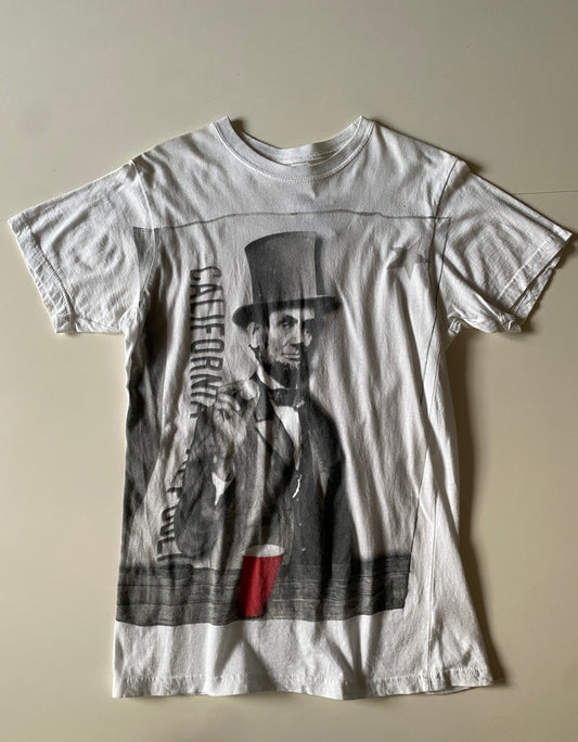 Playera blanca con grafico en frente, Talla M, Hombre