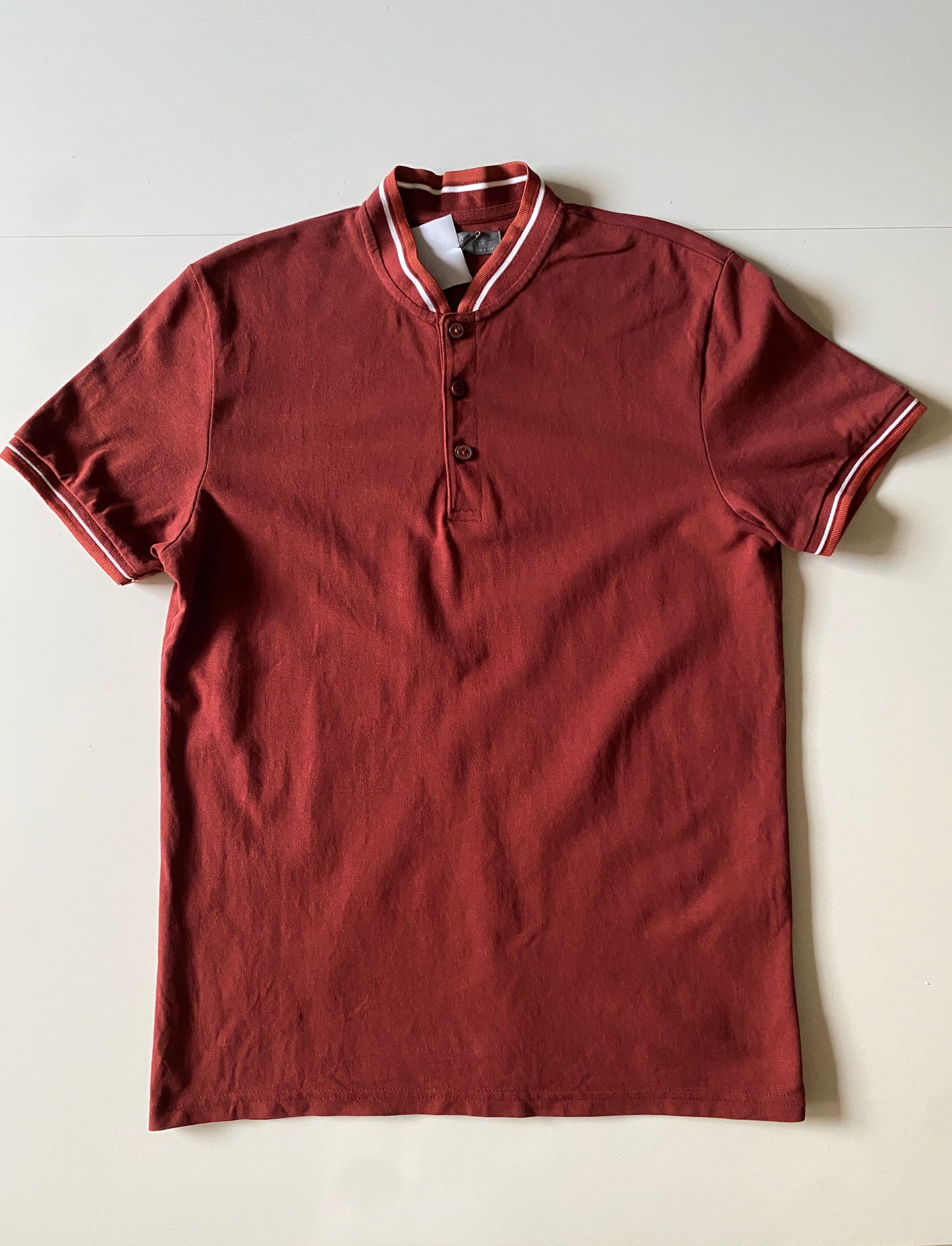 Polo cuello mao, detalle en cuello y mangas, Talla M, Hombre