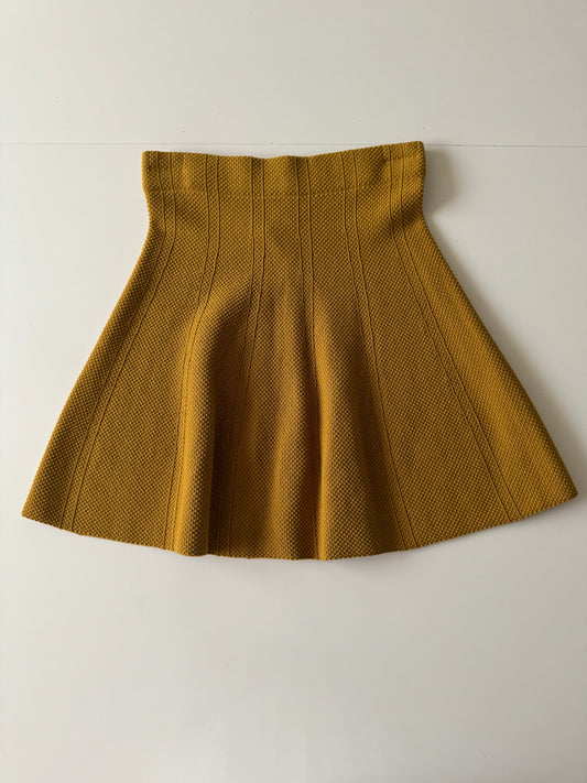 Falda corta mostaza, Talla S, 26 Mx, Mujer
