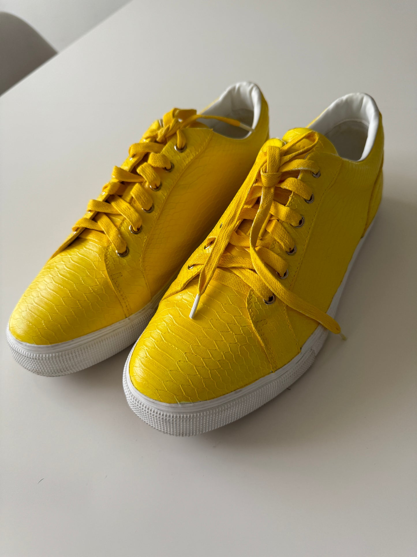 Tenis pintados de amarillo, Talla 45Eu, 29Mx, Hombre