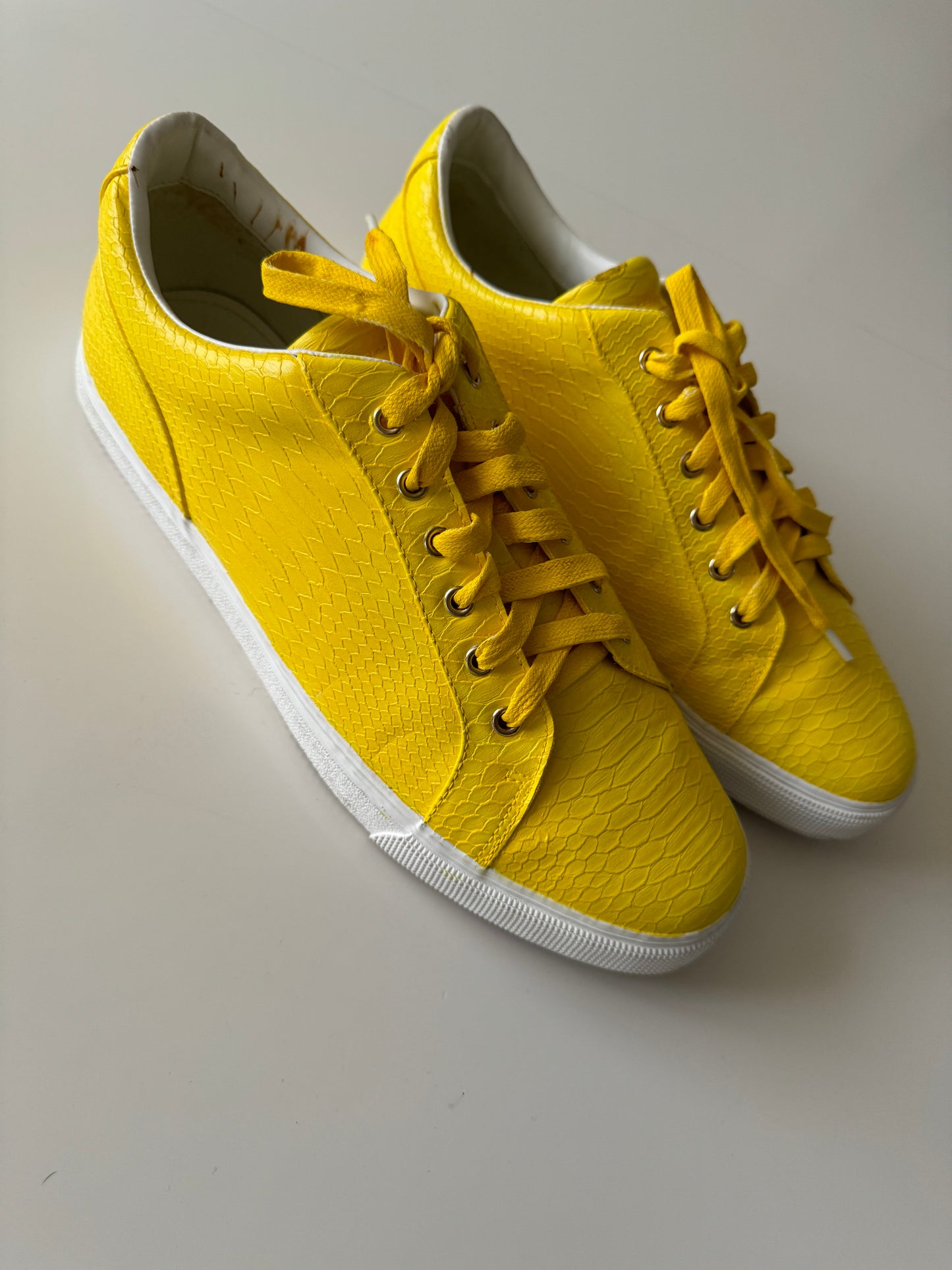 Tenis pintados de amarillo, Talla 45Eu, 29Mx, Hombre