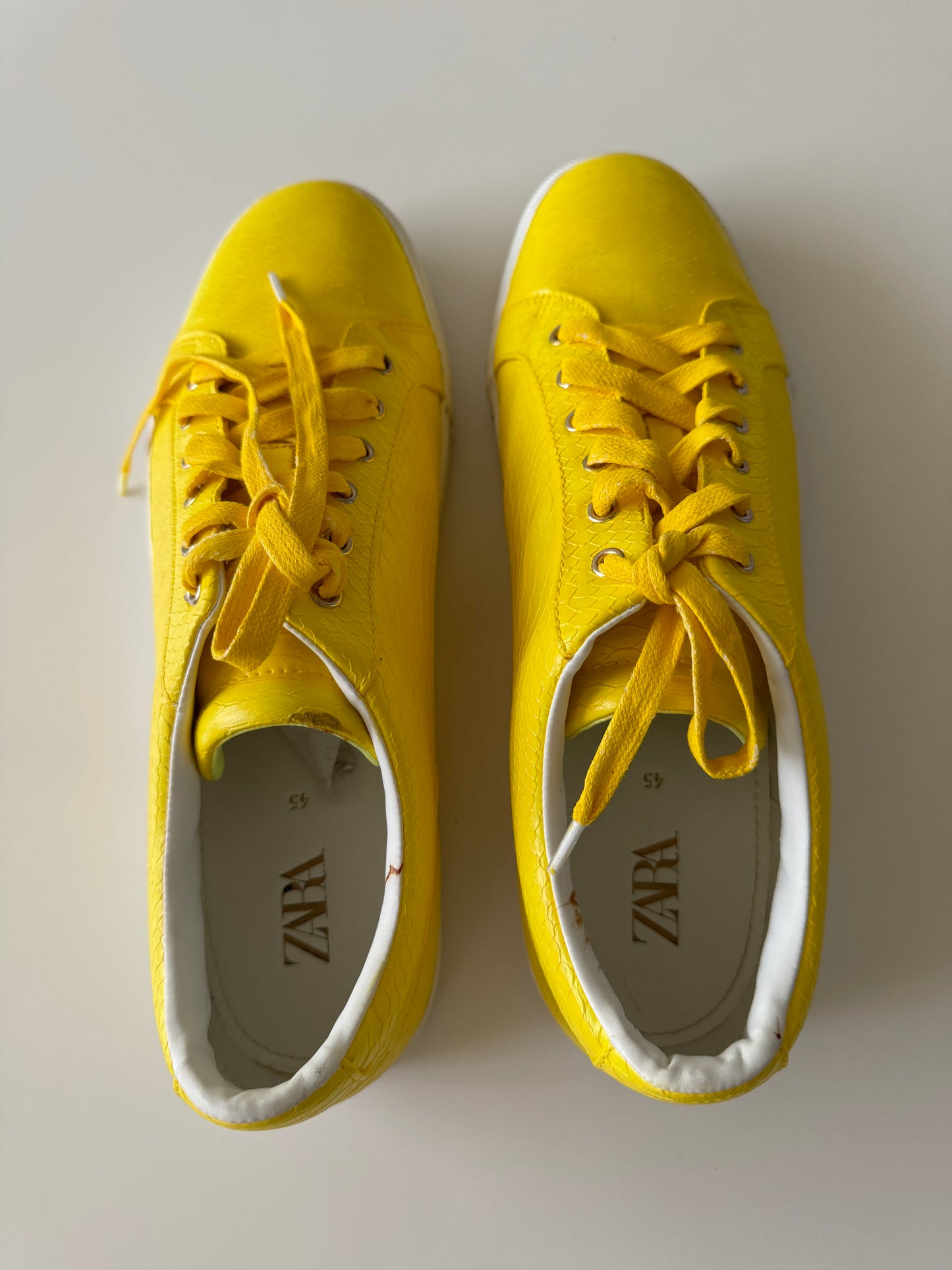 Tenis pintados de amarillo, Talla 45Eu, 29Mx, Hombre