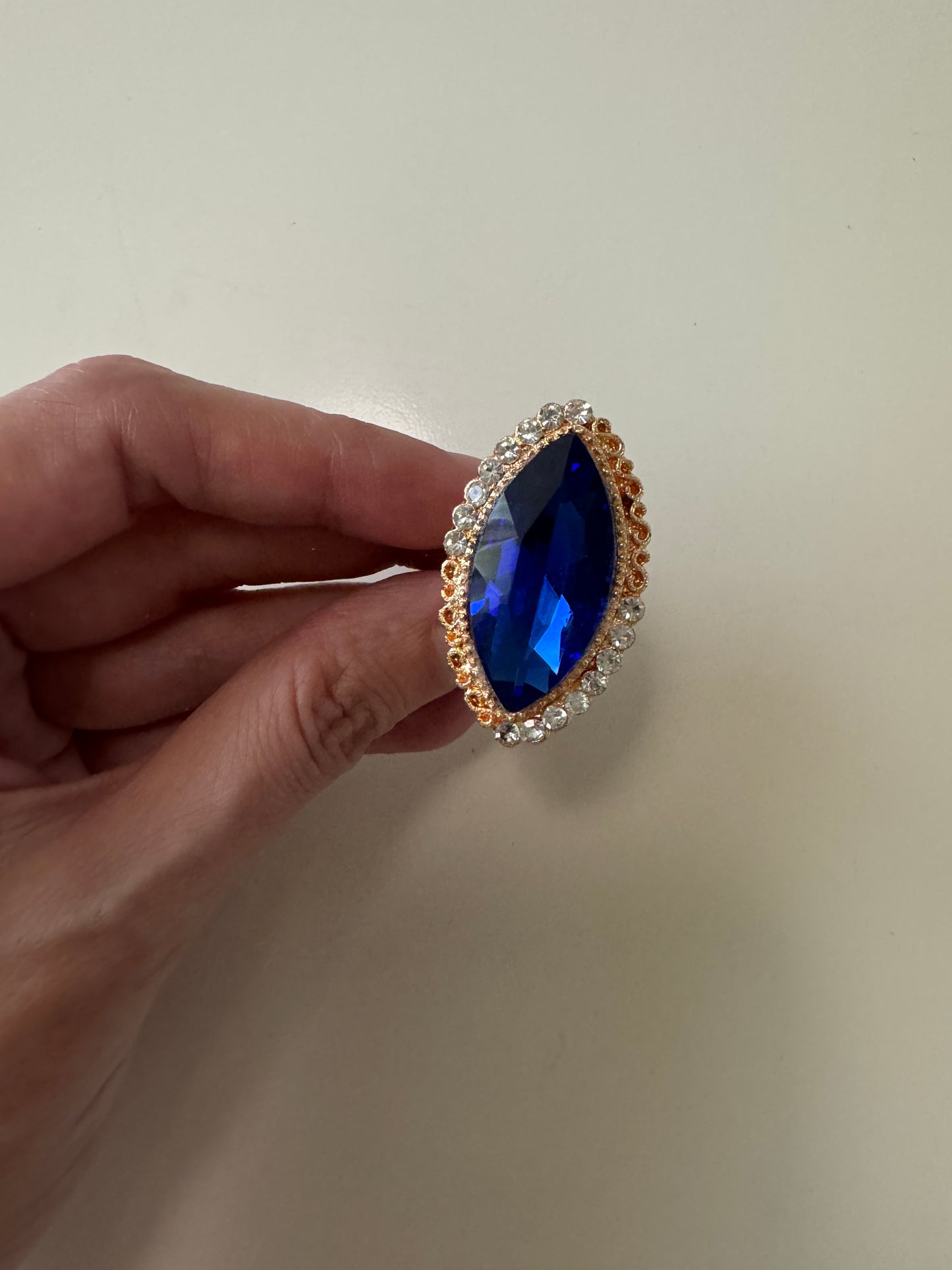 Anillo dorado con piedra azul de fantasia