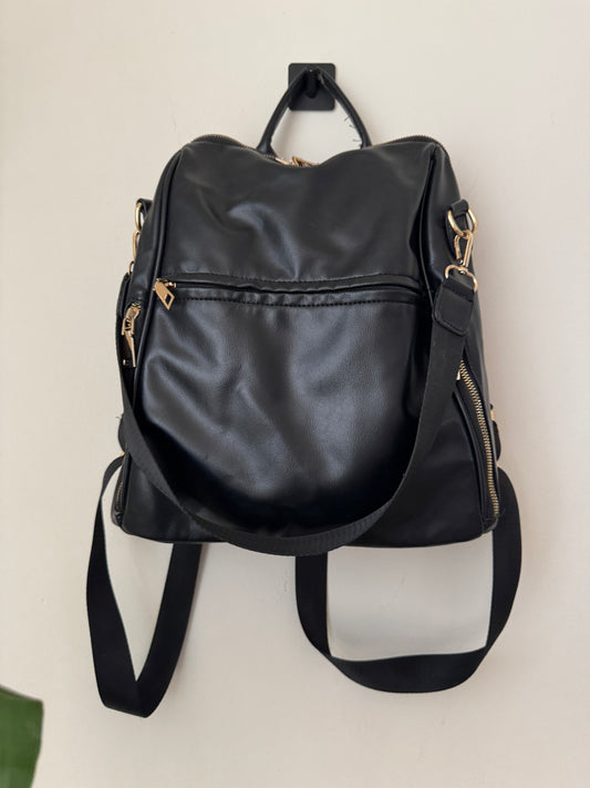 Mochila negra de vinipiel