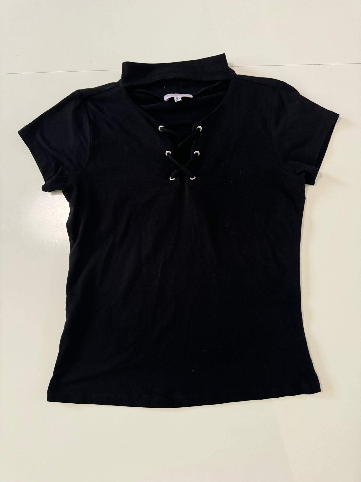 Playera negra con escote decorado, Talla XS, Mujer