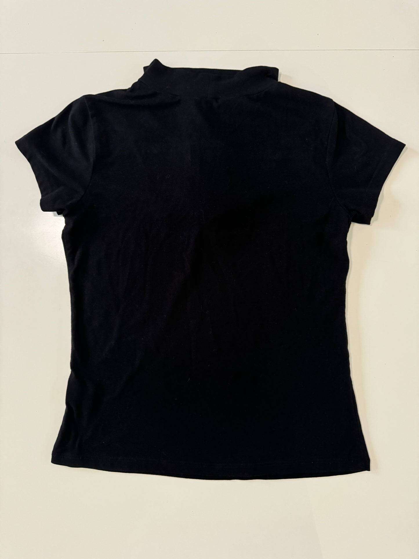 Playera negra con escote decorado, Talla XS, Mujer