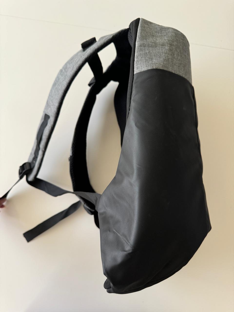 Mochila rigida gris con negro