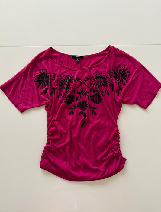 Playera rosa con aplicaciones al frente, Talla S, Mujer