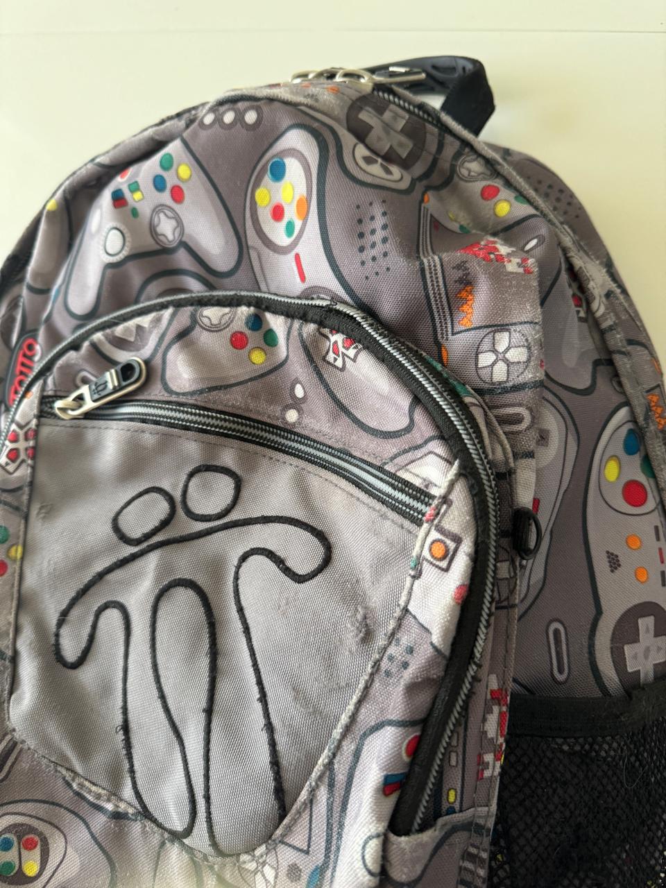 Mochila estampada gris