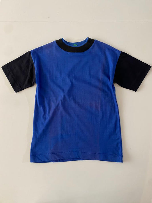Playera azul con ribetes negros, 4 años, Niño