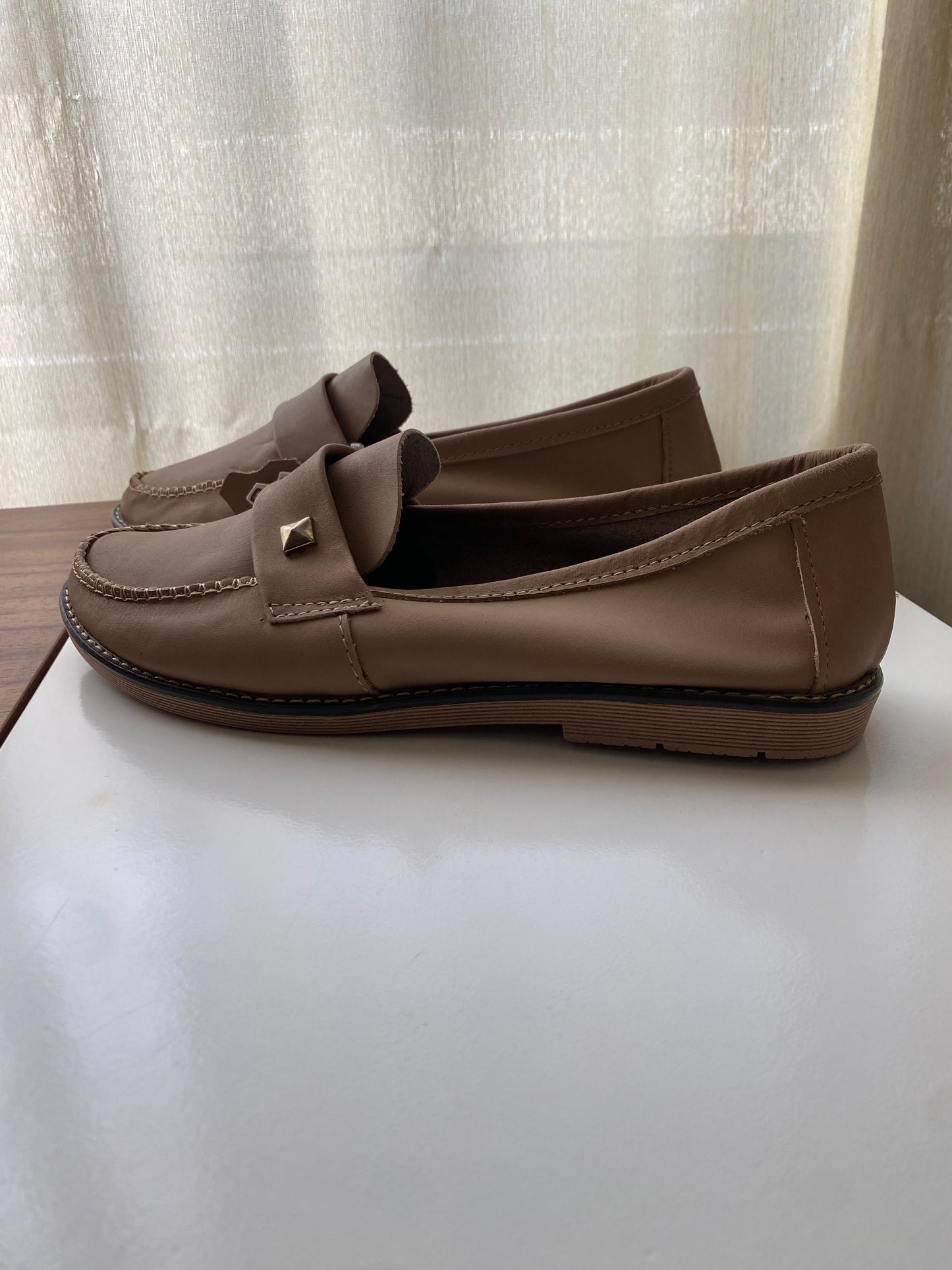 Loafers de piel beige, Talla 25, NWT